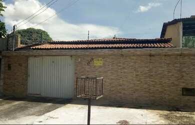 Imagem: A casa possui 4 Dormitórios, 4 Banheiros, 1 Vaga na garagem