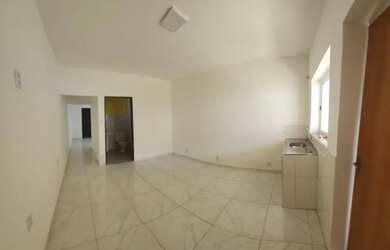 Imagem: A casa possui 1 Dormitório, 1 Banheiro, 1 Vaga na garagem