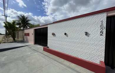 Imagem: O apartamento possui 2 Dormitórios, 1 Banheiro e 2 Vagas na