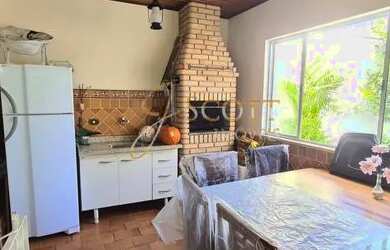 Imagem: A casa possui 3 Dormitórios, 3 Banheiros, 4 Vagas na garagem