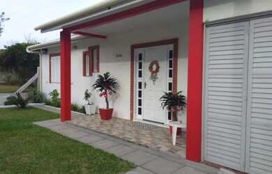 Imagem: A casa possui 3 Dormitórios, Acomodam 6 pessoas, 2 Vagas na