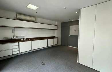 Imagem: O depósito possui 1 Vaga na garagem e 30m² de Área e está