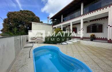 Imagem: A casa possui 3 Dormitórios, 3 Banheiros, 2 Vagas na garagem