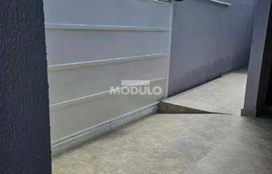 Imagem: A casa possui 3 Dormitórios, 2 Banheiros, 2 Vagas na garagem