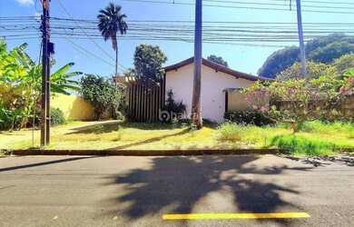 Imagem: A casa possui 4 Dormitórios, 3 Banheiros, 2 Vagas na garagem