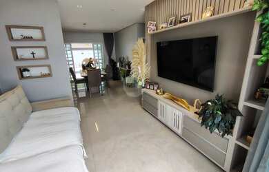 Imagem: A casa possui 4 Dormitórios, 4 Banheiros, 4 Vagas na garagem