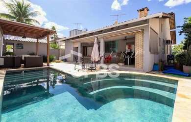 Imagem: A casa em condomínio possui 4 Dormitórios, 4 Banheiros, 4