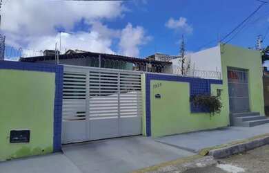 Imagem: A casa possui 3 Dormitórios, 3 Banheiros, 2 Vagas na garagem