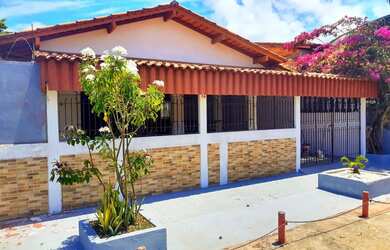 Imagem: A casa possui 2 Dormitórios, Acomodam 10 pessoas, 3 Vagas na