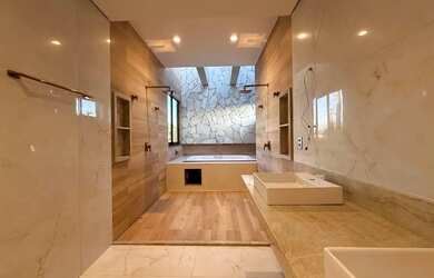 Imagem: A casa em condomínio possui 5 Dormitórios, 5 Banheiros, 5