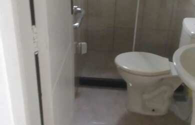 Imagem: A casa possui 1 Dormitório, 1 Banheiro, 1 Vaga na garagem e