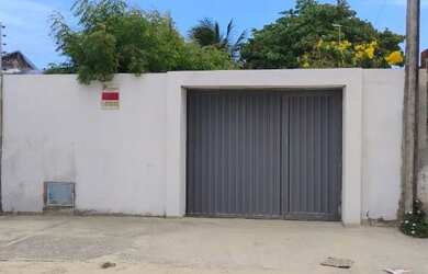 Imagem: A casa possui 2 Dormitórios, 1 Banheiro, 2 Vagas na garagem