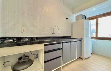 Imagem 5: Apto 02 quartos, mobiliado, box para carro. Ed com elevador, junto a Praça Flávio Boianovs