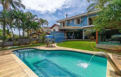 Imagem: A casa em condomínio possui 4 Dormitórios, 5 Banheiros, 5