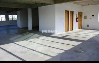 Imagem: O depósito possui 5 Vagas na garagem e 235m² de Área e está