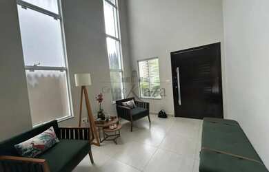 Imagem: A casa em condomínio possui 4 Dormitórios, 4 Banheiros, 2