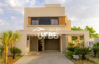 Imagem: A casa possui 3 Dormitórios, 4 Banheiros, 2 Vagas na garagem