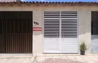 Imagem: A casa possui 4 Dormitórios, 2 Banheiros, 2 Vagas na garagem