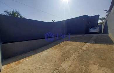 Imagem: A casa possui 1 Dormitório, 1 Banheiro, 5 Vagas na garagem