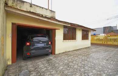 Imagem: A casa possui 3 Dormitórios, 2 Banheiros, 4 Vagas na garagem