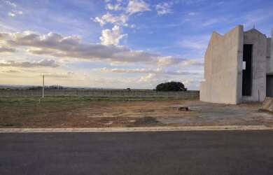 Imagem: O terreno possui 200m² de Área e está localizado em Jardim