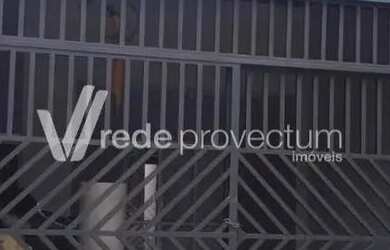 Imagem: A casa possui 3 Dormitórios, 1 Banheiro, 2 Vagas na garagem