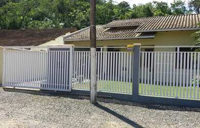 Imagem: A casa possui 2 Dormitórios, 1 Banheiro e 1 Vaga na garagem