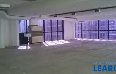 Imagem: O depósito possui 5 Vagas na garagem, 370m² de Área e está