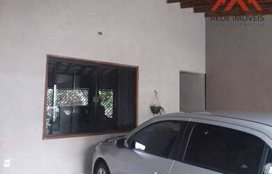 Imagem: A casa possui 3 Dormitórios, 2 Banheiros, 2 Vagas na garagem