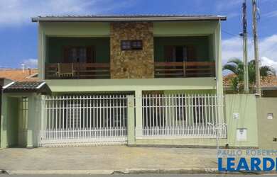 Imagem: A casa possui 3 Dormitórios, 2 Banheiros, 4 Vagas na garagem