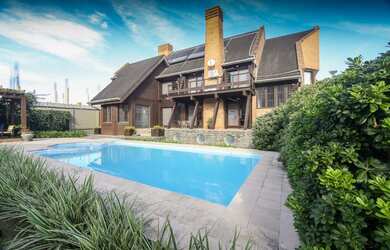 Imagem: A casa possui 4 Dormitórios, 5 Banheiros, 4 Vagas na garagem