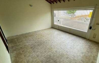 Imagem: A casa possui 3 Dormitórios, 1 Banheiro, 1 Vaga na garagem