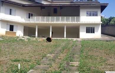Imagem: A casa em condomínio possui 4 Dormitórios, 2 Banheiros, 400m²