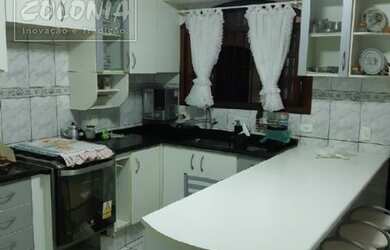 Imagem: A casa possui 3 Dormitórios, 4 Banheiros, 2 Vagas na garagem