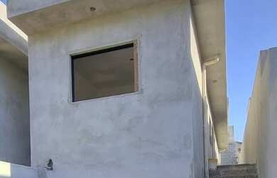 Imagem: A casa possui 2 Dormitórios, 2 Banheiros, 2 Vagas na garagem