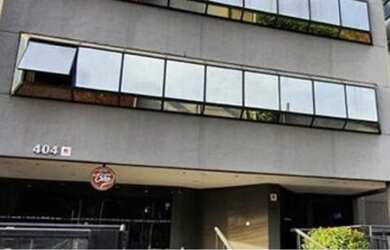 Imagem: O depósito possui 5 Vagas na garagem, 340m² de Área e está