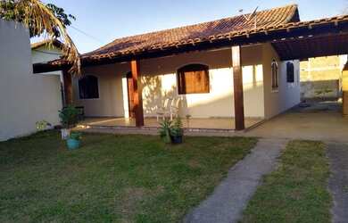 Imagem: A casa possui 3 Dormitórios, 1 Banheiro, 1 Vaga na garagem