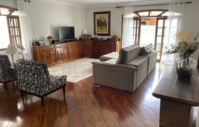 Imagem: A casa possui 3 Dormitórios, 5 Banheiros, 4 Vagas na garagem