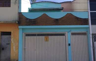 Imagem: A casa possui 3 Dormitórios, 3 Banheiros, 4 Vagas na garagem