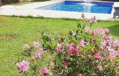 Imagem: A casa possui 4 Dormitórios, 5 Vagas na garagem e está localizado