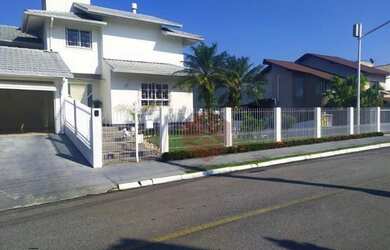 Imagem: A casa possui 4 Dormitórios, 5 Banheiros, 2 Vagas na garagem