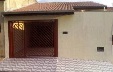 Imagem: A casa possui 3 Dormitórios, 1 Banheiro, 2 Vagas na garagem