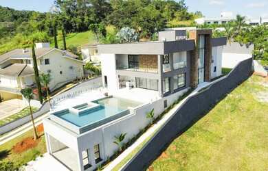 Imagem: A casa em condomínio possui 5 Dormitórios, 5 Banheiros, 5