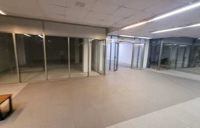 Imagem: O depósito possui 5 Vagas na garagem, 201m² de Área e está