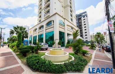 Imagem: O depósito possui 5 Vagas na garagem, 320m² de Área e está