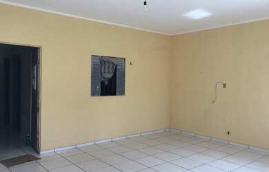 Imagem: A casa possui 2 Dormitórios, 1 Banheiro, 1 Vaga na garagem