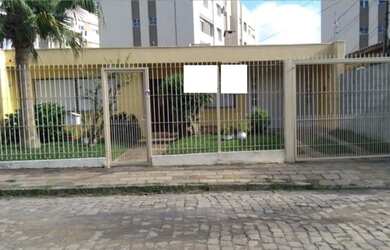 Imagem: A casa possui 3 Dormitórios, 1 Banheiro, 2 Vagas na garagem