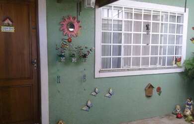 Imagem: A casa possui 2 Dormitórios, 3 Banheiros, 2 Vagas na garagem