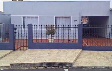 Imagem: A casa possui 3 Dormitórios, 2 Banheiros, 2 Vagas na garagem