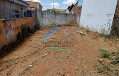 Imagem: O terreno possui 240m² de Área e está localizado em Bosque